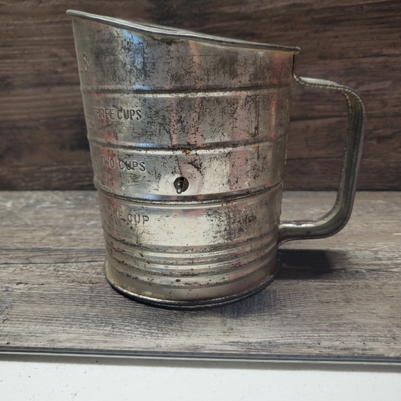 Vintage Bromwell’s Measuring Flour Sifter 3 Cup with Green Handle - Picture 2 of 3
